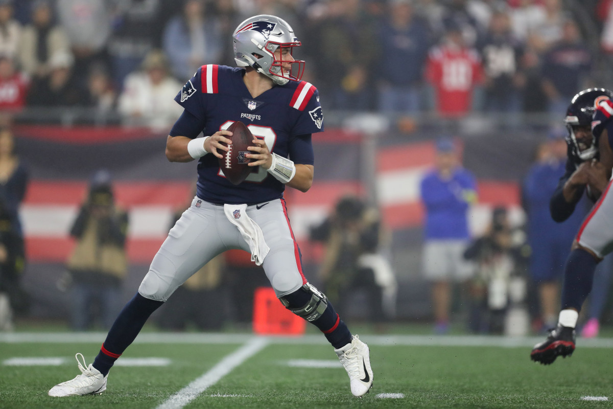 New England Patriots quarterback Mac Jones (10) drops back to pass during the first half against the Chicago Bears at Gillette Stadium.